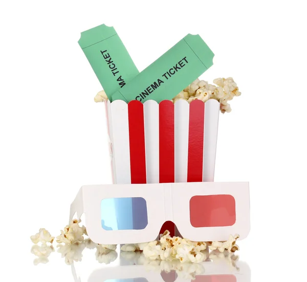 Popcorn met glazen en tickets geïsoleerd op wit — Stockfoto