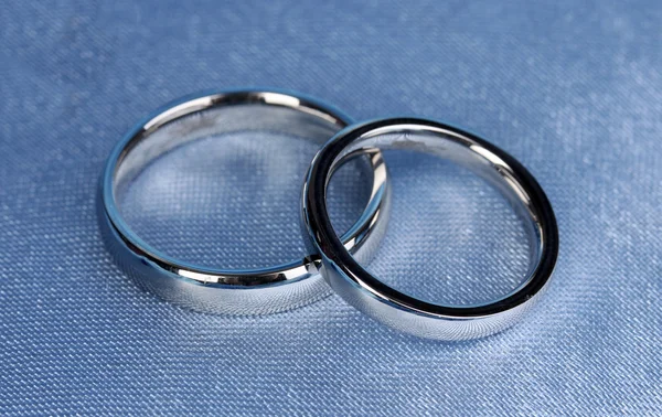 Snubní prsteny na saténový polštář detail — Stock fotografie