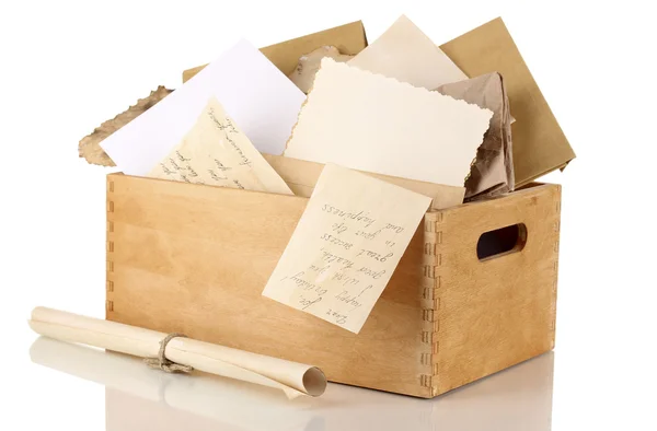 ペーパーおよび手紙を白で隔離されると木製の箱 — ストック写真