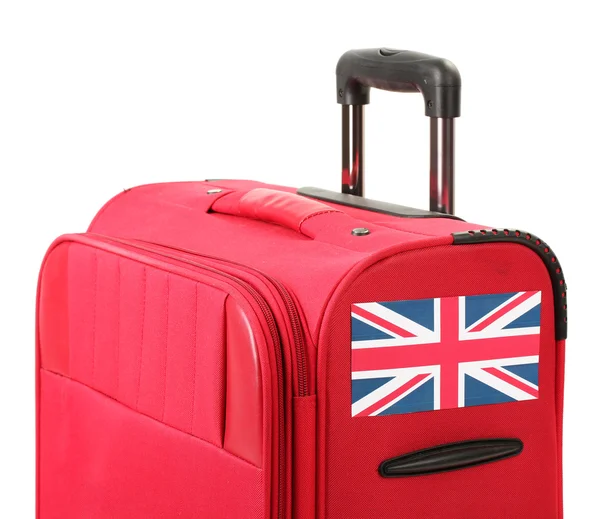 Красный чемодан с наклейкой с флагом Соединенного Королевства изолирован на белом — стоковое фото