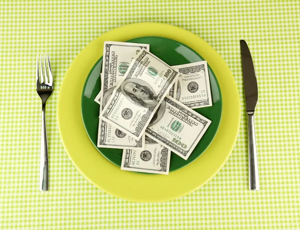 Billetes en el plato en primer plano mantel verde —  Fotos de Stock