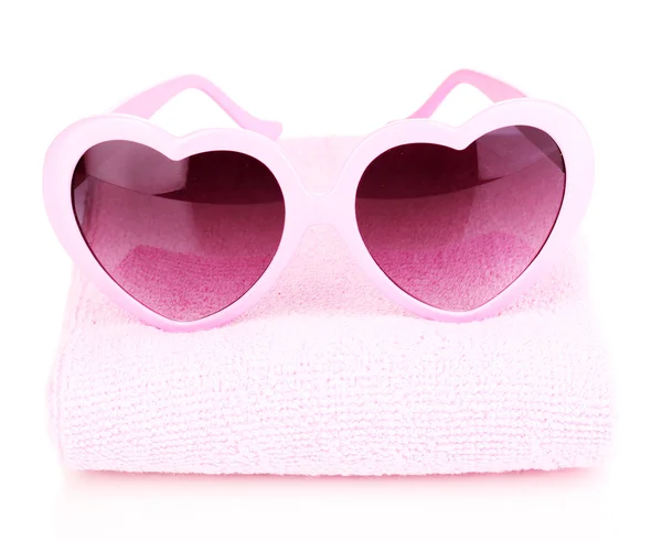 Occhiali da sole rosa a forma di cuore su asciugamano isolato su bianco — Foto Stock