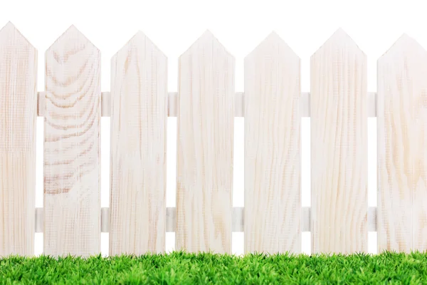 Cerca de madeira e grama verde isolado no branco — Fotografia de Stock