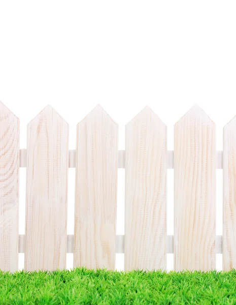 Recinzione in legno e erba verde isolata su bianco — Foto Stock