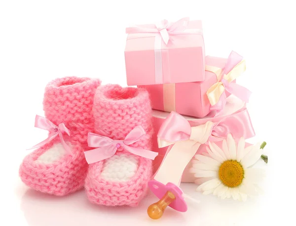 Botas de bebé de color rosa, chupete, regalos y flores aisladas en blanco —  Fotos de Stock