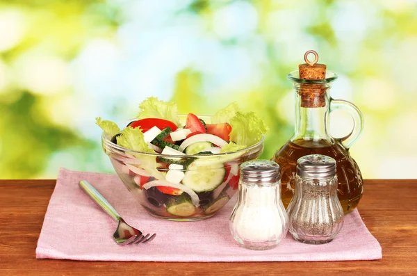 明るい緑色の背景でおいしいギリシャ サラダ — ストック写真