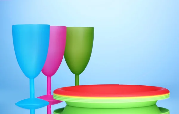 青色の背景に明るいプラスチック製食器類 — ストック写真