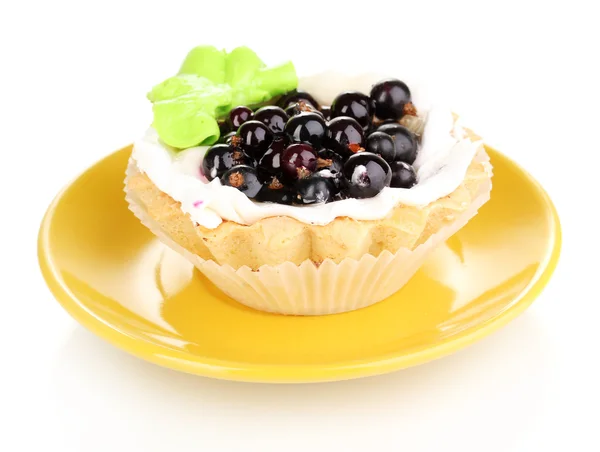 Сладкий торт с ягодами на блюдце изолированы на белом — стоковое фото
