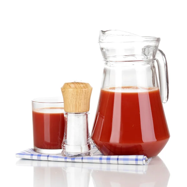 Succo di pomodoro in brocca e bicchiere isolato su bianco — Foto Stock