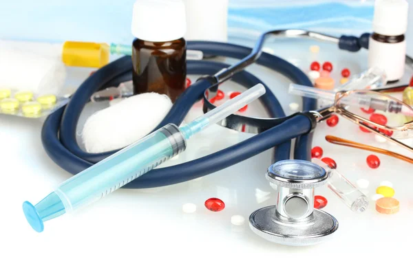 Medicinali e uno stetoscopio su sfondo blu primo piano — Foto Stock