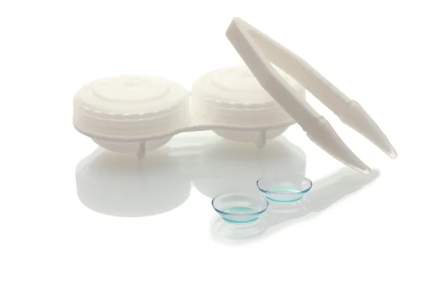 Lentes de contato, recipientes e pinças isoladas em branco — Fotografia de Stock