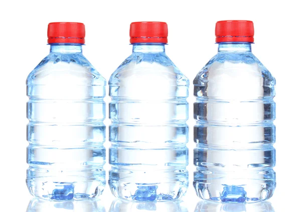Пластикові пляшки води ізольовані на білому — стокове фото