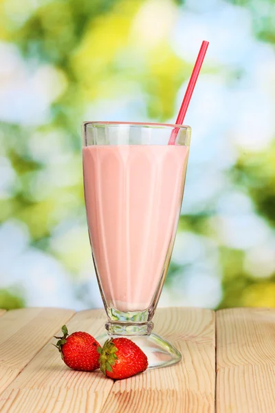 Strawberry milk shake på träbord på ljus bakgrund — Stockfoto