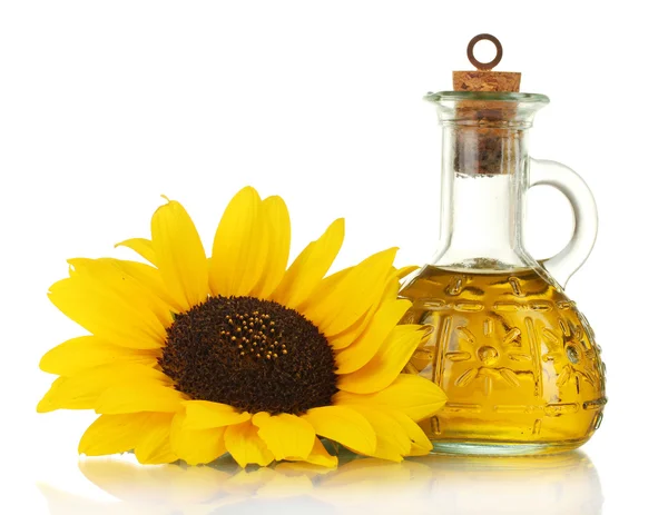 Öl im Glas und Sonnenblumen, isoliert auf weiß — Stockfoto