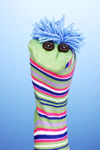 Roztomilé ponožky loutky na modrém pozadí — Stock fotografie