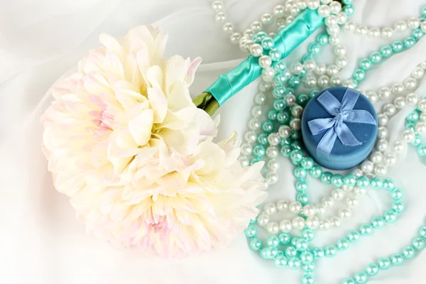 Bouquet de mariage de dahlias blanches et une boîte sur mousseline blanche close-up — Photo