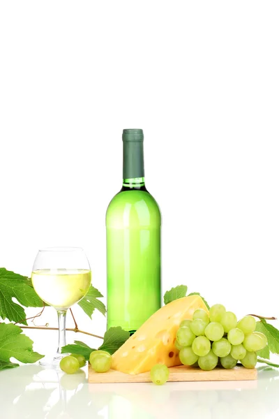 Бутылка отличного вина с вином и сыром изолированы на белом — стоковое фото