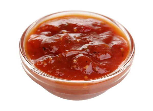 Вкусный кетчуп в миске изолирован на белом — стоковое фото