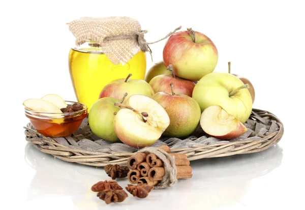 Miele e mele con cannella su culla di vimini isolata su bianco — Foto Stock