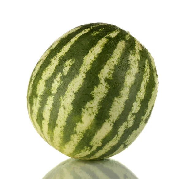 Reife Wassermelone isoliert auf weiß — Stockfoto