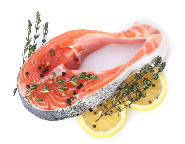 Rode vis met citroen en tijm geïsoleerd op wit — Stockfoto