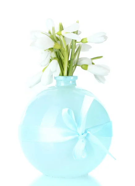Mooi boeket van sneeuwklokjes in blauwe vaas geïsoleerd op wit — Stockfoto