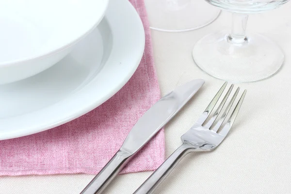 フォーク、ナイフ、皿、ナプキンとテーブルの設定 — ストック写真