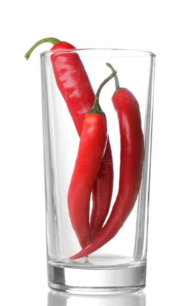 Красный острый перец чили в стакане изолирован на белом — стоковое фото