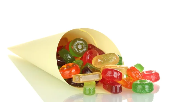 Chutné barevné bonbóny ve světlé taškou izolovaných na bílém pozadí — Stock fotografie