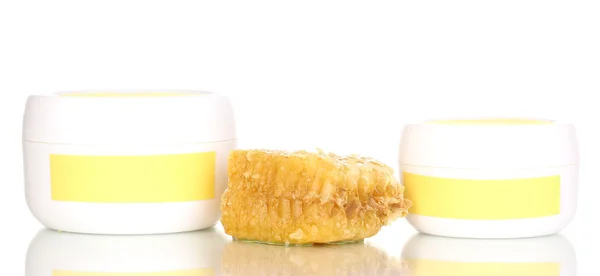 Frascos de crema con miel aislada sobre blanco —  Fotos de Stock