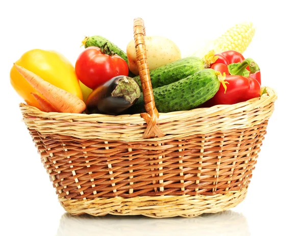Verduras frescas en cesta aisladas sobre blanco — Foto de Stock