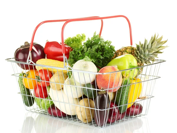 Свежие овощи и фрукты в металлической корзине изолированы на белом фоне — стоковое фото