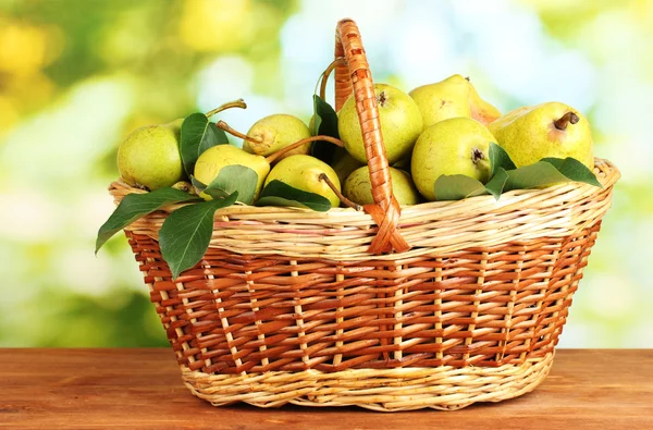 Saftiga smakrika päron i korg av naturen bakgrund — Stockfoto