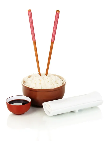 Tigela de arroz e pauzinhos isoalted em branco — Fotografia de Stock