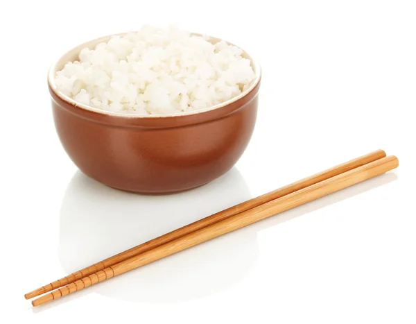 Чаша с рисом и палочками на белом — стоковое фото