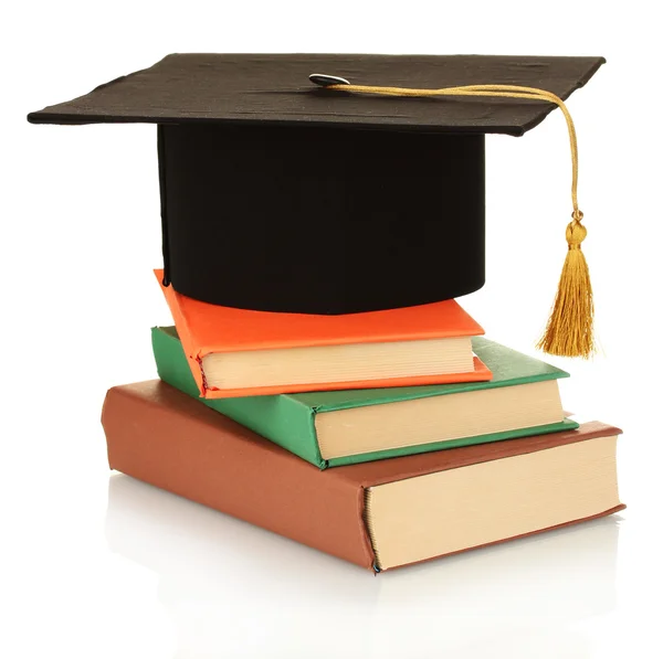 白で隔離される手で卒業生帽子白で隔離される書籍と卒業生の帽子 — ストック写真