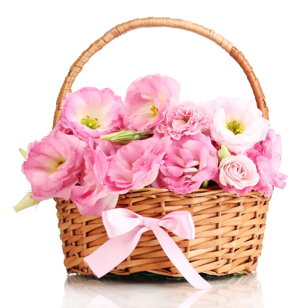 Bouquet de fleurs d'eustomie dans le panier, isolé sur blanc — Photo