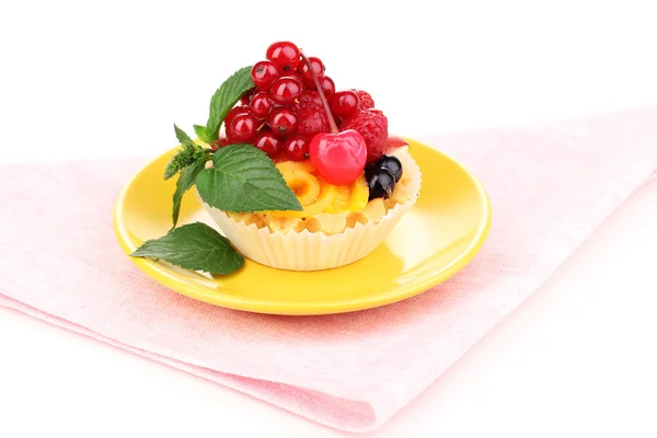 Smekande kakan med frukt och bär isolerad på vit — Stockfoto