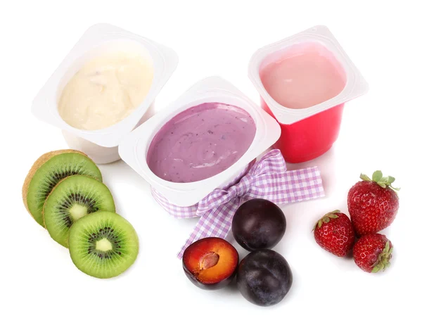 Yogurt di frutta isolati su bianco — Foto Stock