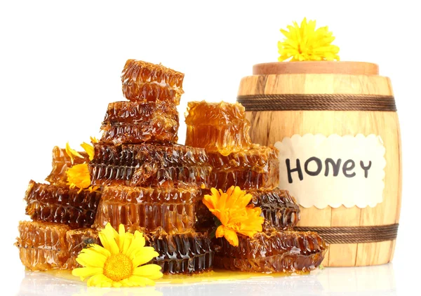 Favos de mel doces, barril com mel e flores, isolados em branco — Fotografia de Stock
