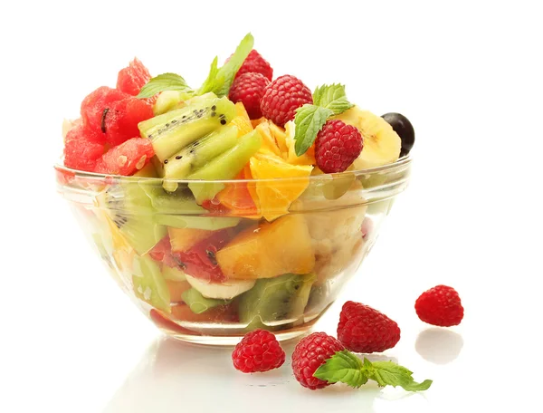 Świeże owoce sałatka w misce i jagody, na białym tle — Zdjęcie stockowe