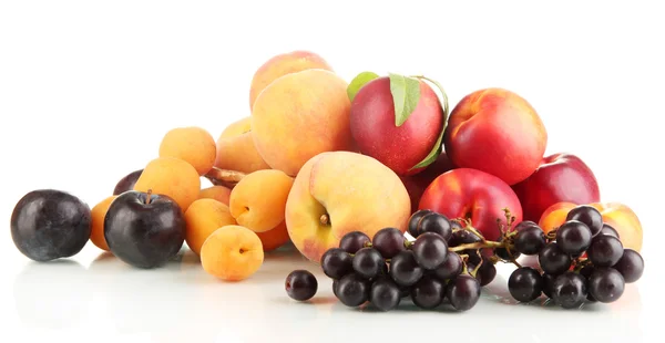 Стиглі фрукти та ягоди ізольовані на білому — стокове фото