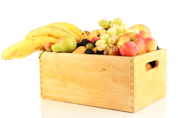 Martwa natura owoców w pudełku wyizolowanym na białym — Zdjęcie stockowe