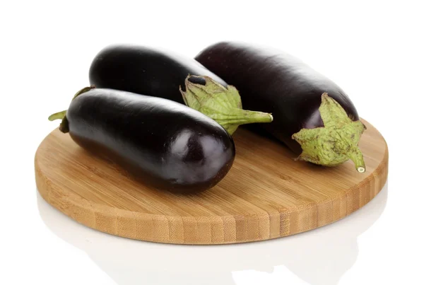 Fresh eggplants on chopping board isolated on white — Stock Photo, Image