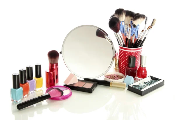 Cosmetica in de buurt van spiegel geïsoleerd op wit — Stockfoto