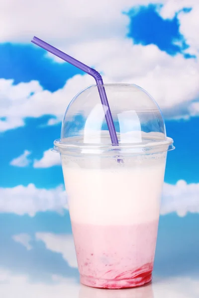 Смачне молоко тремтить з фруктами на столі на фоні неба — стокове фото