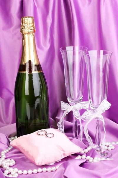 Bruiloft accessoires op paarse doek achtergrond — Stockfoto