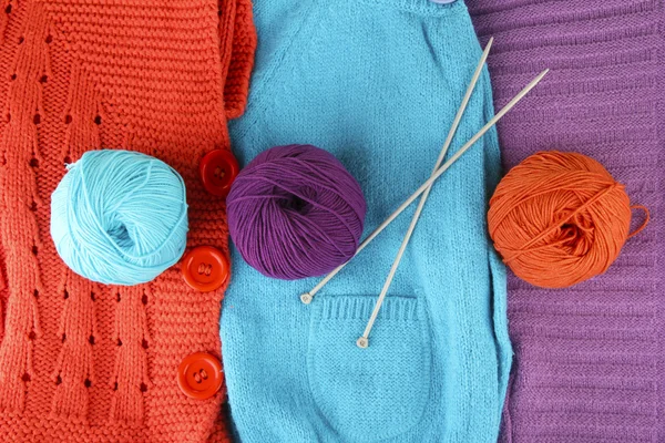 Барвисті вовняні светри і кулі з вовни крупним планом — стокове фото