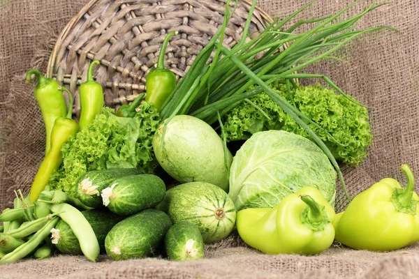 荒布背景に新鮮な緑の野菜 — ストック写真