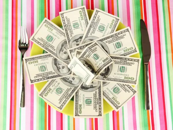 Banknoten auf dem Teller auf gestreifter Tischdecke in Großaufnahme — Stockfoto